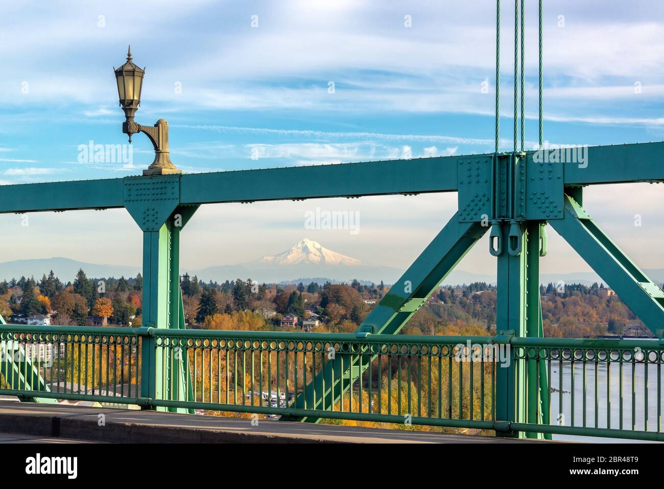 In prospettiva di una porzione di St. Johns Bridge a Portland, Oregon Mt. Cappa in background Foto Stock