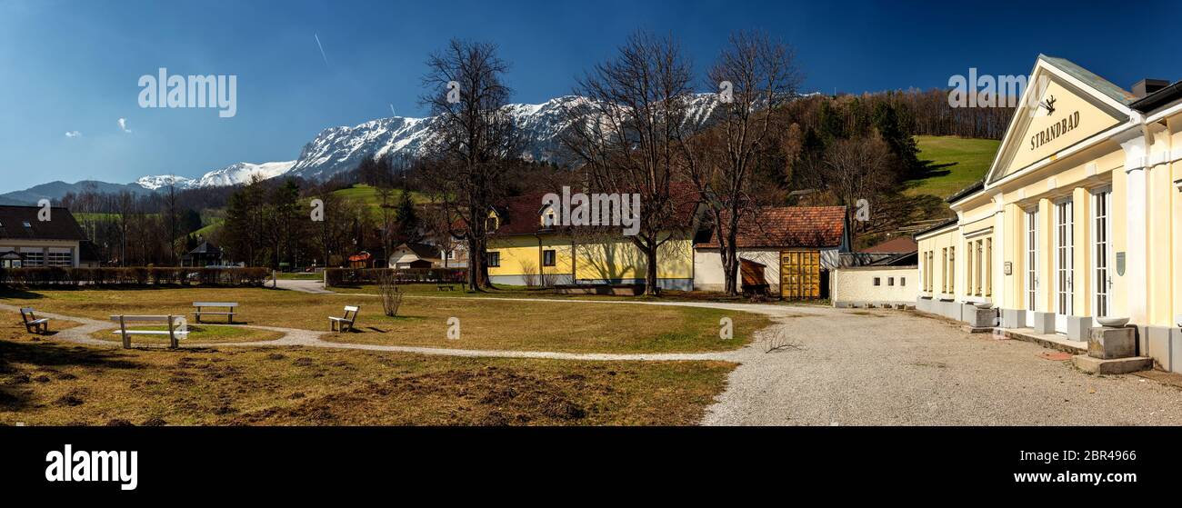 Vista panoramica del famoso Strandbad (engll. Health Resort, Spa) a Edlach, situato in una pittoresca zona delle Alpi austriache Foto Stock