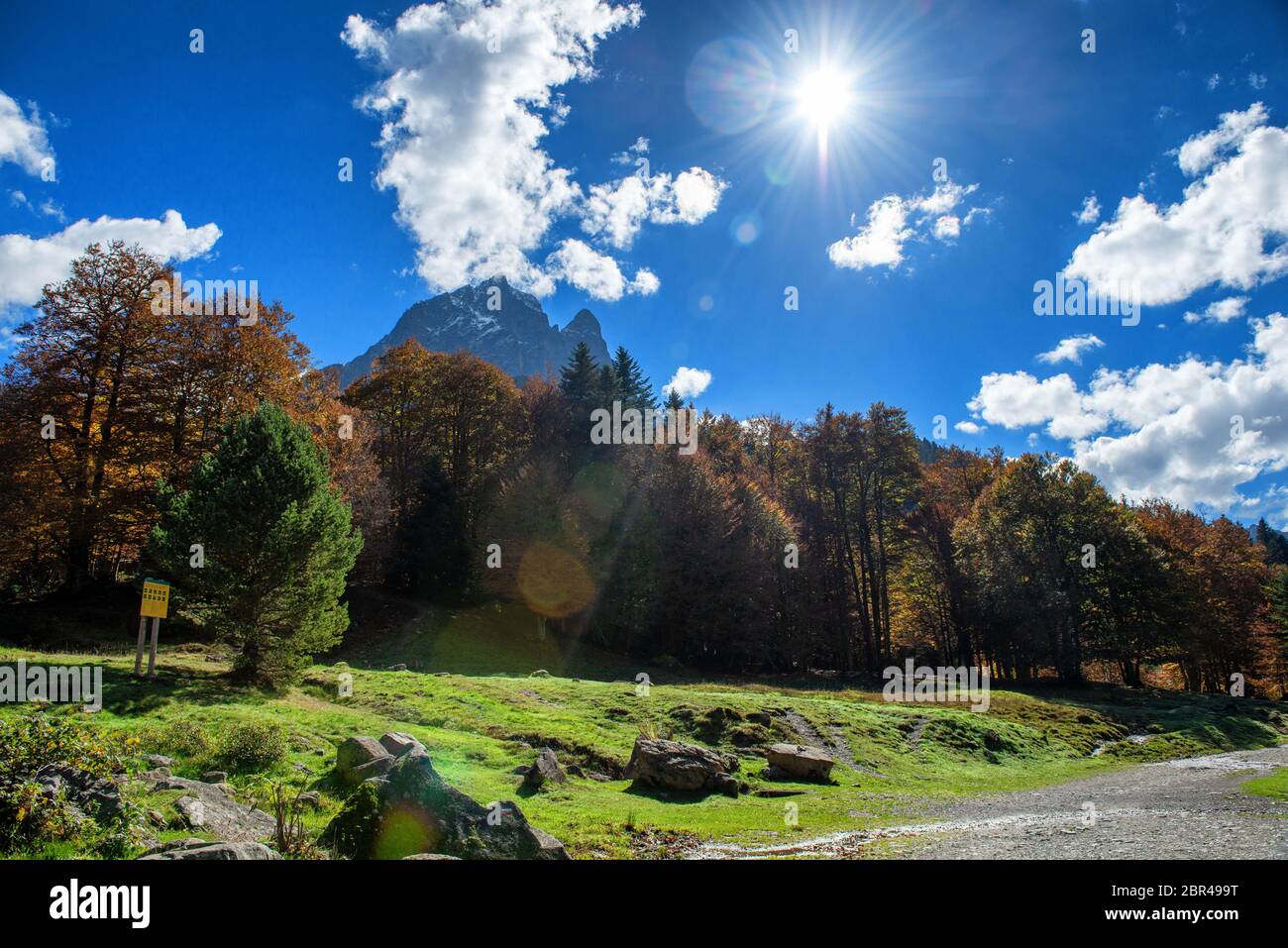 Una vista del famoso Pic du Midi Ossau nei Pirenei francesi montagne Foto Stock