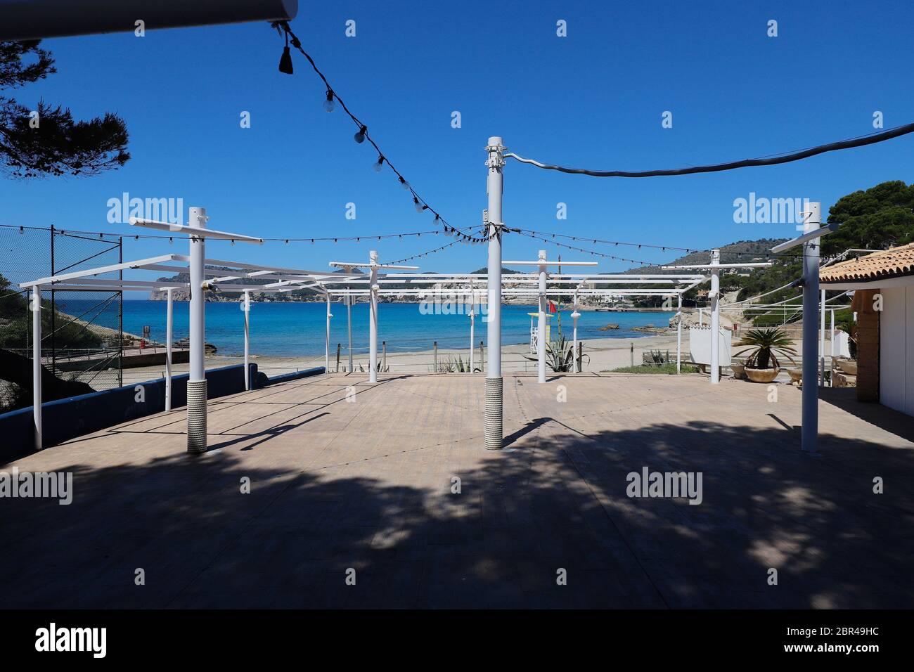 Calvia, Spagna. 20 Maggio 2020. Un bar e una terrazza chiusi sulla spiaggia di Paguera, sull'isola spagnola di Maiorca. Alcune province spagnole sono autorizzate ad allentare le prime restrizioni in una prima fase dallo scoppio del coronavirus (COVID-19). Credit: Clara Margais/dpa/Alamy Live News Foto Stock