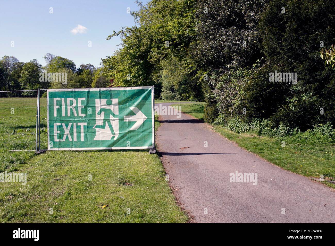 Outdoor Fire Exit sign in una area forestale Foto Stock