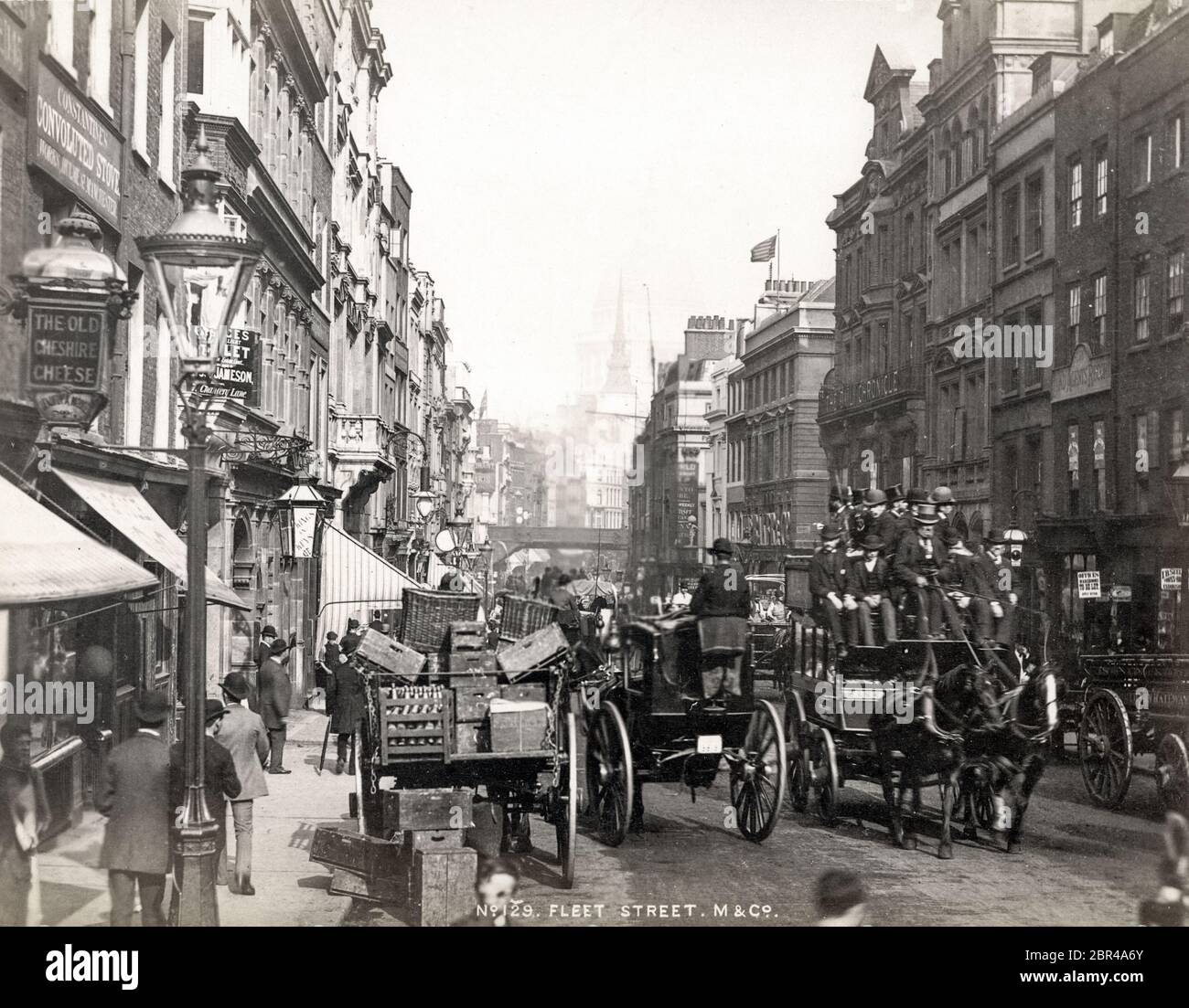 Vista lungo Fleet Street London, con traffico trainato da cavalli Foto Stock