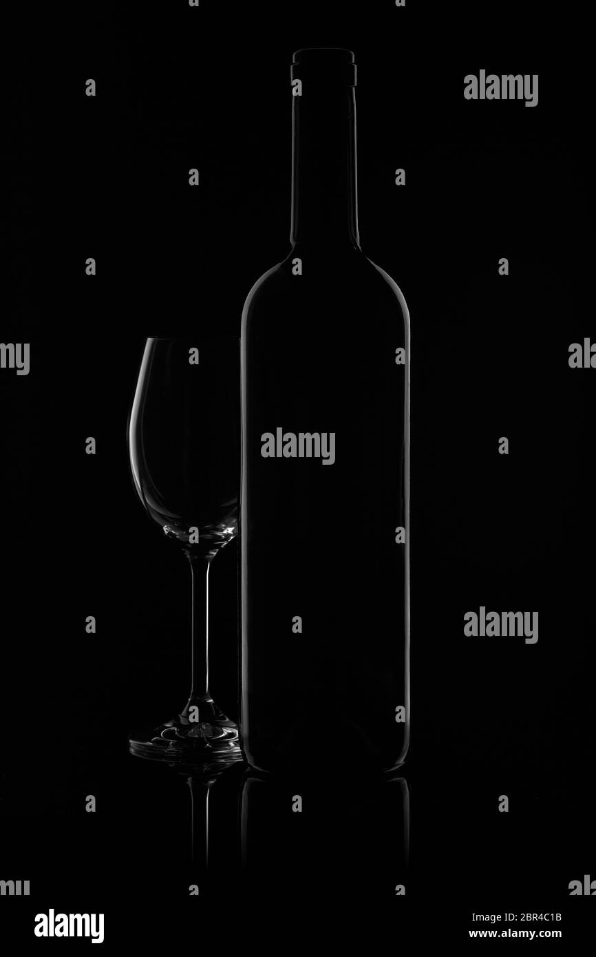 Silhouette di bottiglia di vino e verricello vuoto su fondo nero con riflessi. Contorno con gradiente e evidenziazioni Foto Stock