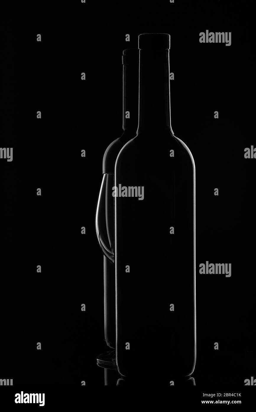Silhouette di due bottiglie di vino e verricello vuoto su fondo nero con riflessi. Contorno con gradiente e evidenziazioni Foto Stock