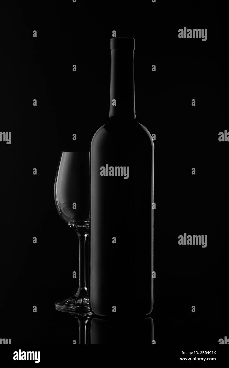 Silhouette di bottiglia di vino e verricello vuoto su fondo nero con riflessi. Contorno con gradiente e evidenziazioni Foto Stock