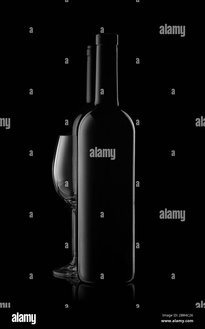 Silhouette di due bottiglie di vino e verricello vuoto su fondo nero con riflessi. Contorno con gradiente e evidenziazioni Foto Stock