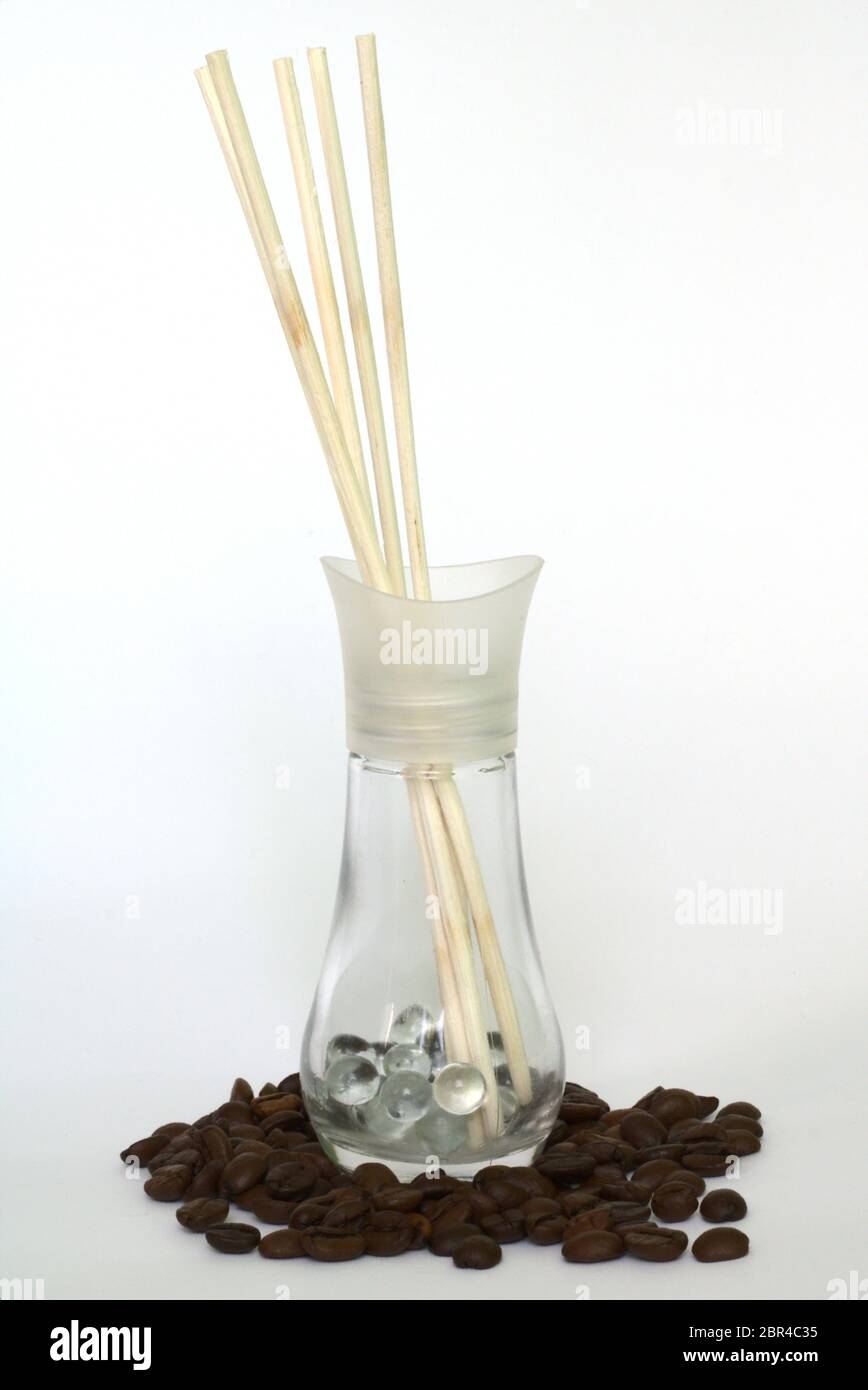 Deodorante aromatico per l'ambiente a lamelle e chicchi di caffè su sfondo bianco Foto Stock