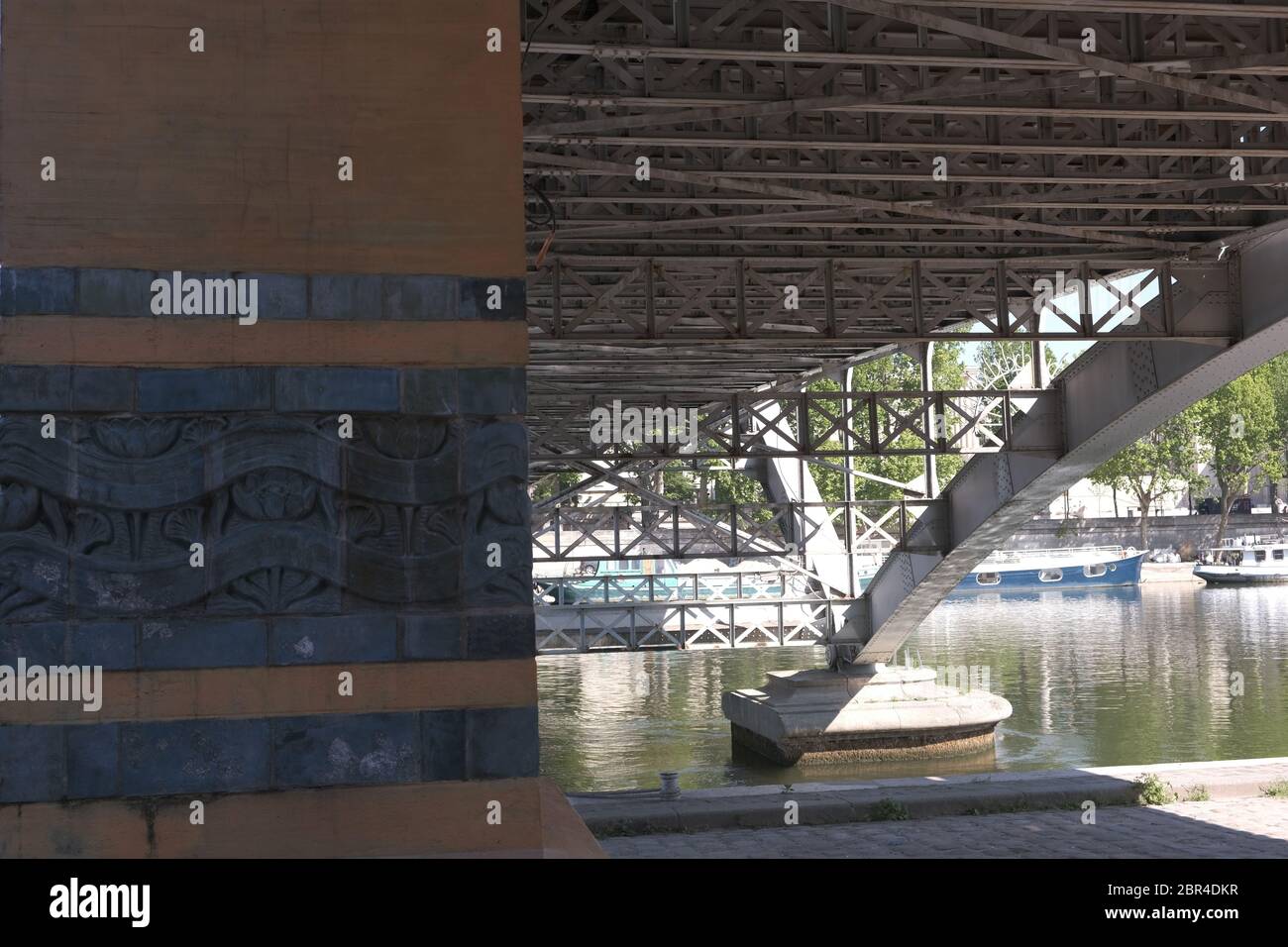 Piastrelle in ceramica e metallo di supporto di Passerelle Debelly Foto Stock