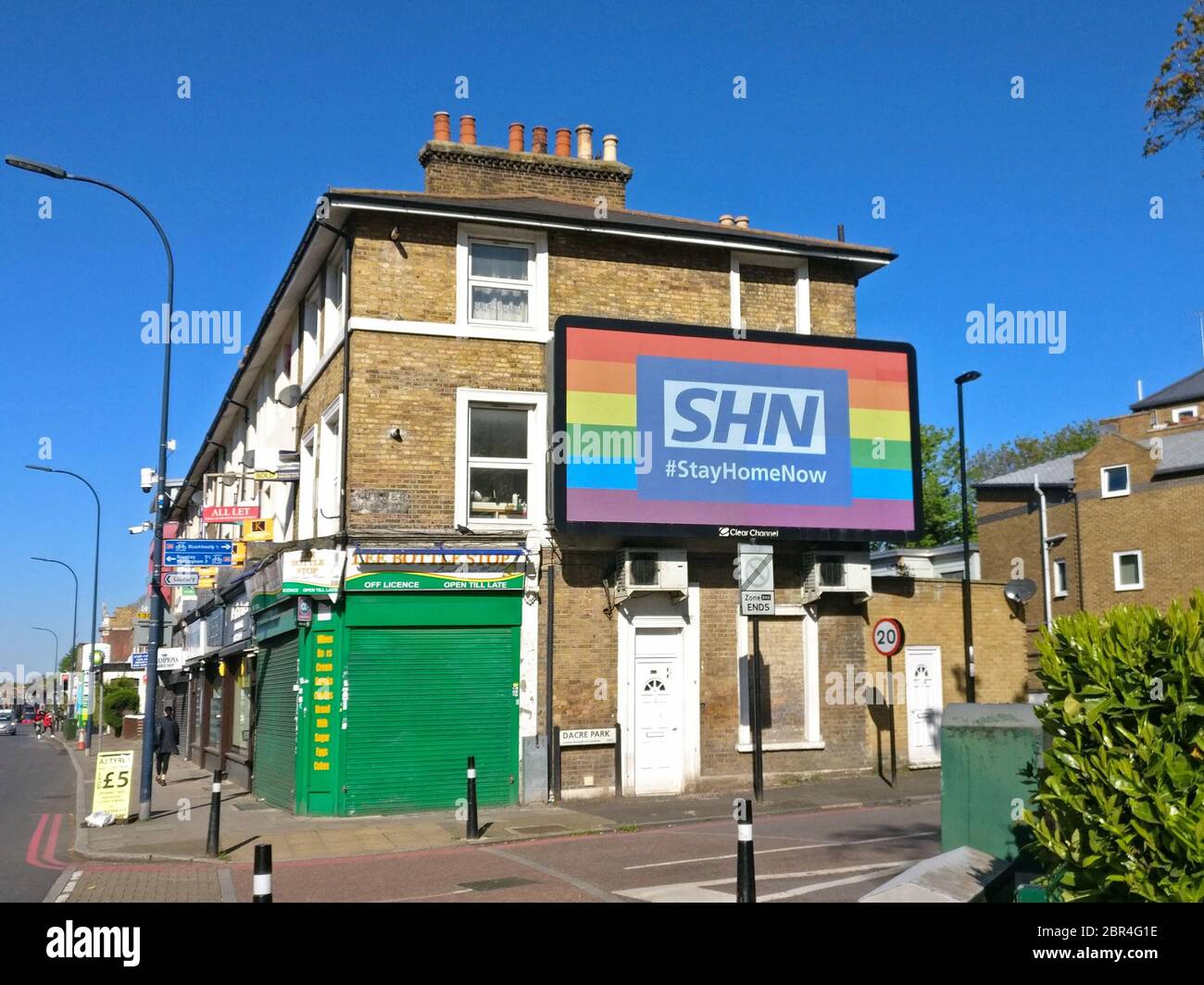 Londra, Regno Unito - 20 aprile 2020: Visualizzazione di annunci leggeri con SHN (Stay Home Now, Play on Words NHS) con sfondo arcobaleno visualizzato a Lewisham st Foto Stock