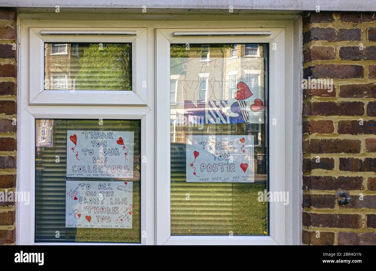 Londra, Regno Unito - 22 aprile 2020: Note di ringraziamento disegnate a mano a NHS e lavoratori essenziali esposti alla vetrina della casa a Lewisham, durante il coronav Foto Stock