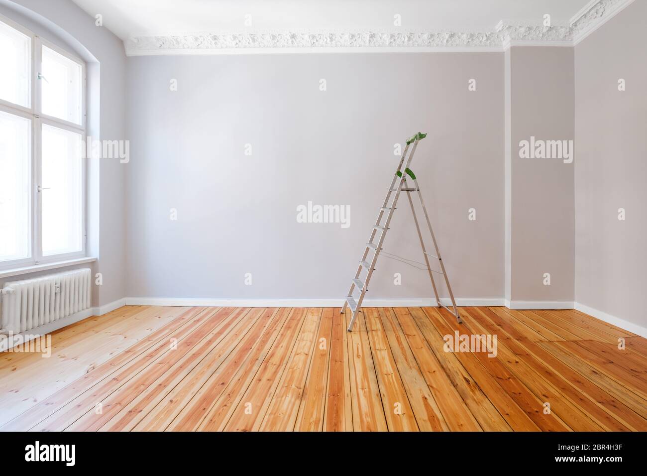 scala in camera vuota in appartamento vecchio, concetto di ristrutturazione Foto Stock