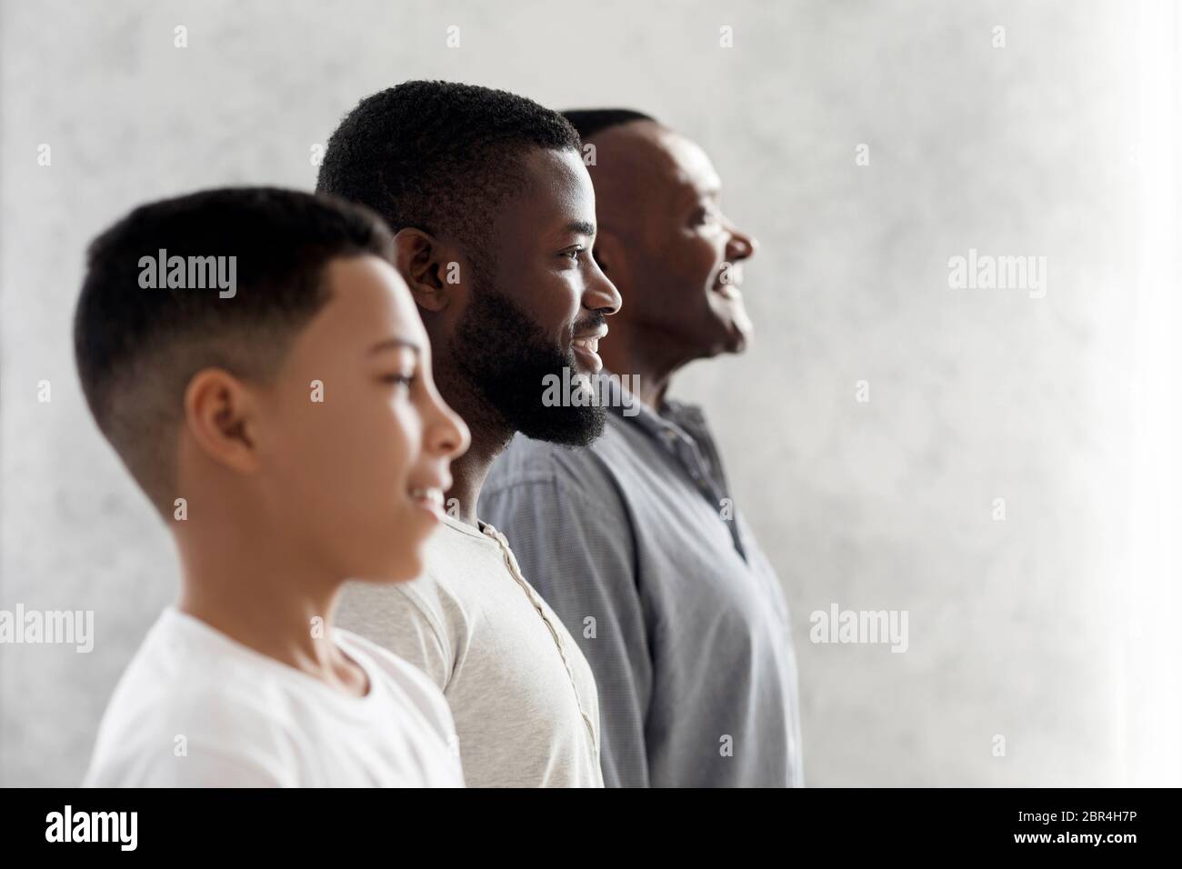 Famiglia maschile multigenerazionale. Vista laterale di Figlio nero, Padre e nonno Foto Stock