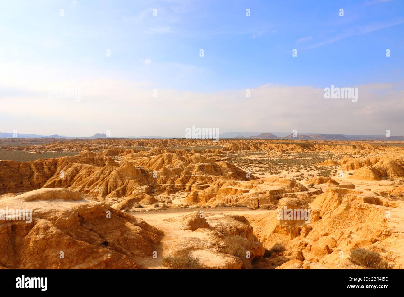 Le suggestive forme di terra e le caratteristiche erosionali della regione naturale semi-desertica Bardenas Reales, la Riserva della Biosfera dell'UNESCO, Navarra, Spagna Foto Stock