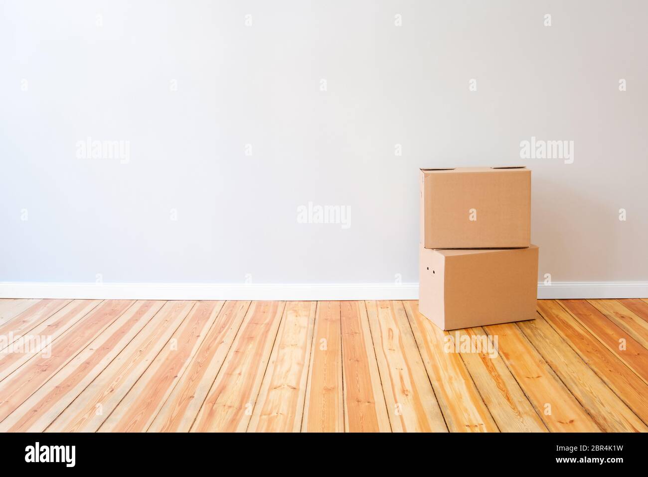 scatola di cartone in camera vuota, in movimento in nuovo appartamento Foto Stock
