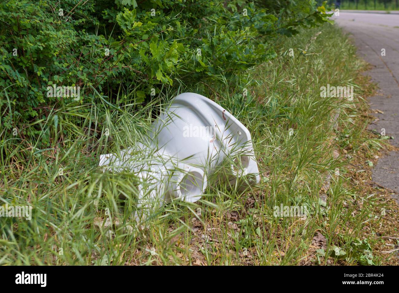 rifiuti illegali sono scaricati sul lato della strada in una zona tranquilla Foto Stock