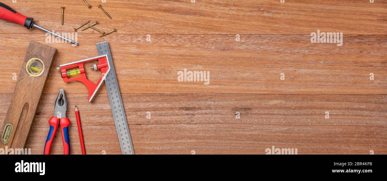 Strumenti su un sfondo di legno con spazio di copia Foto Stock