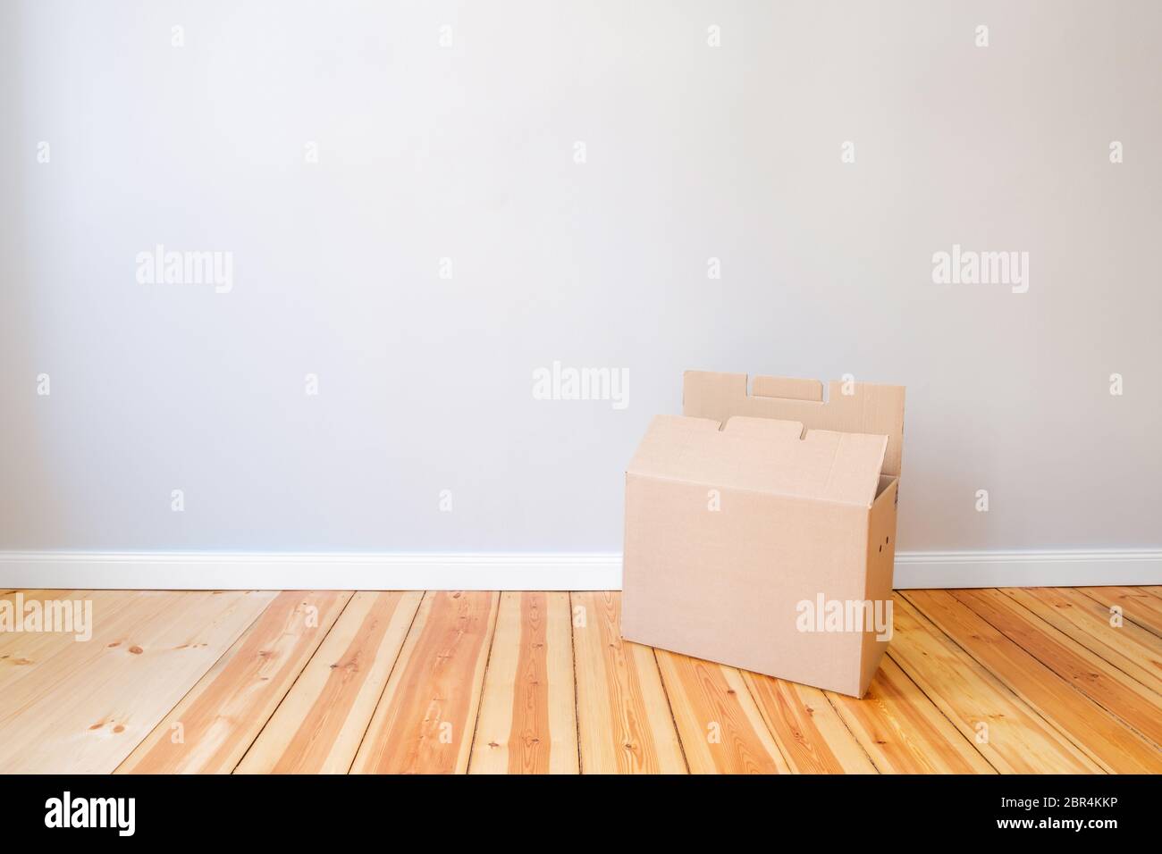 scatola di cartone in camera vuota, in movimento in nuovo appartamento Foto Stock