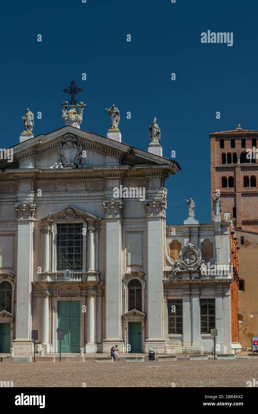 La famosa piazza rinascimentale Piazza Sordello a Mantova. Vista sulla cattedrale di San Pietro e sull'edificio storico. Foto Stock