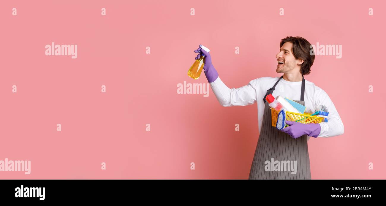 Pulizia ad. Pulitore professionale con materiale per uso domestico, irroratrice di mira in Copy Space Foto Stock