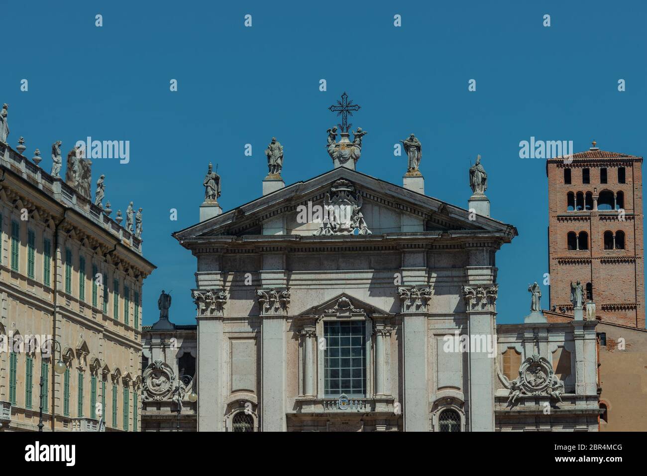 La famosa piazza rinascimentale Piazza Sordello a Mantova. Vista sulla cattedrale di San Pietro e sull'edificio storico. Foto Stock