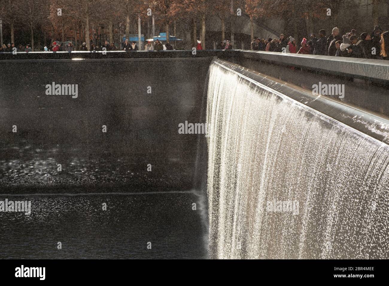Il memoriale nazionale del 11 settembre a New York City commemorando gli attacchi del 11 settembre 2001, che hanno ucciso 2,977 persone. Progettato da Michael Arad. Foto Stock