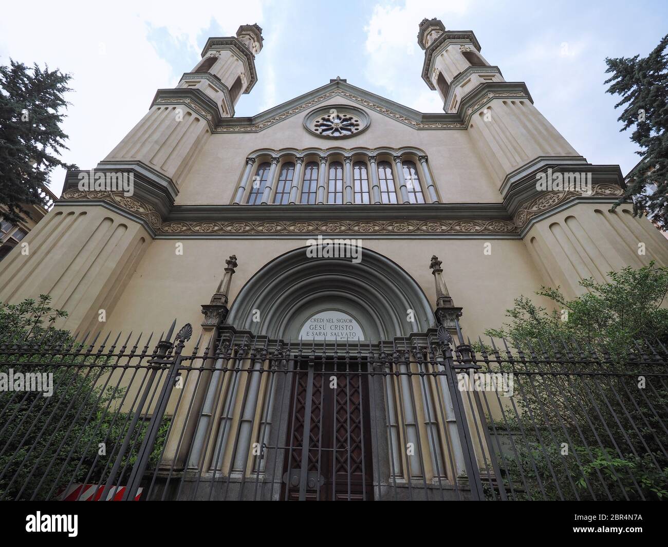 Tempio Valdese (significato tempio valdese) chiesa evangelica in Torino, Italia. Il testo significa credere nel Signore Gesù e sarai salvato Foto Stock