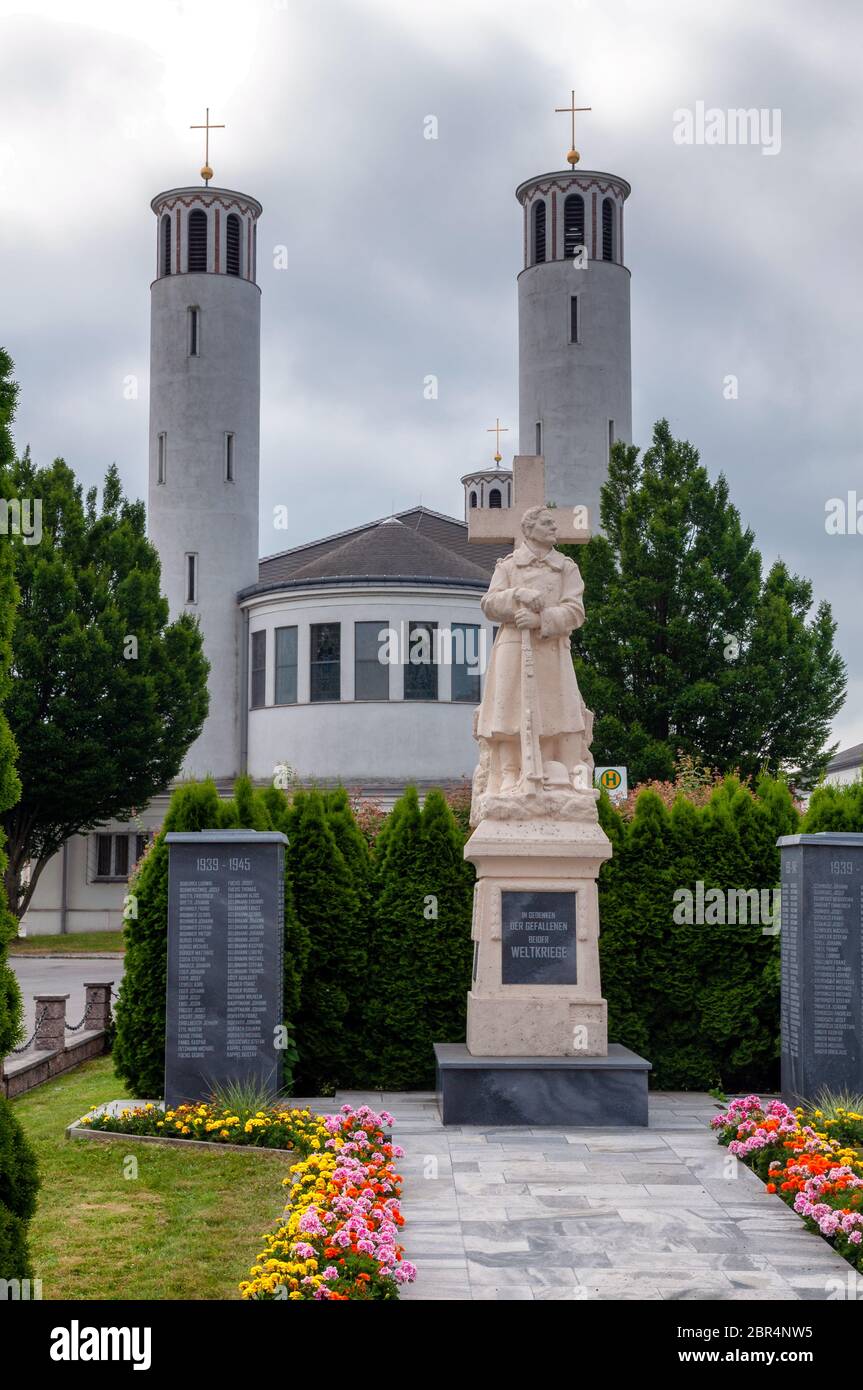 Chiesa e Piazza principale ad Andau, un piccolo villaggio al confine austriaco ungherese Foto Stock