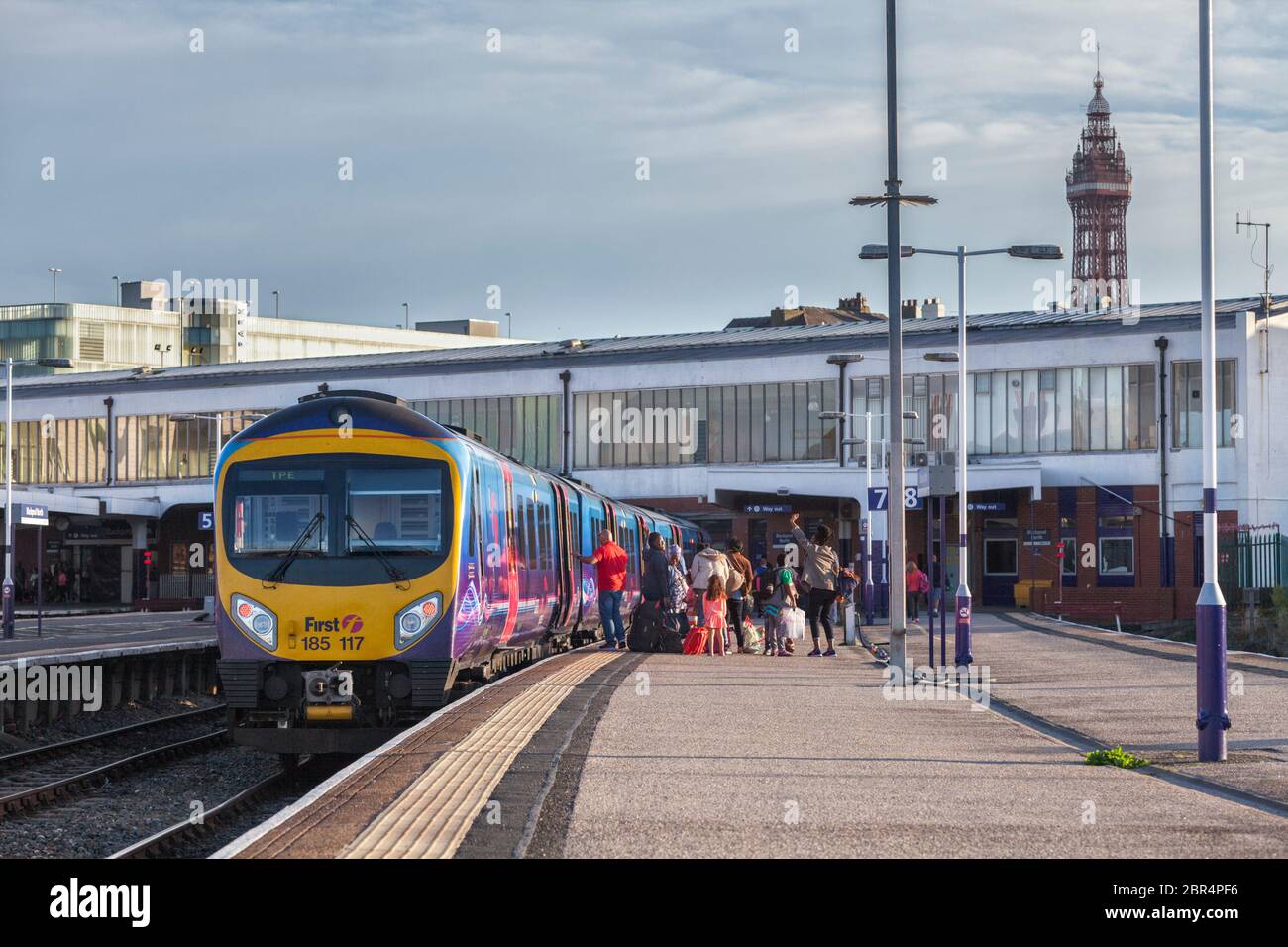 I passeggeri del treno che lasciano un treno Firstgroup Transpennine Express alla stazione ferroviaria di Blackpool North Foto Stock