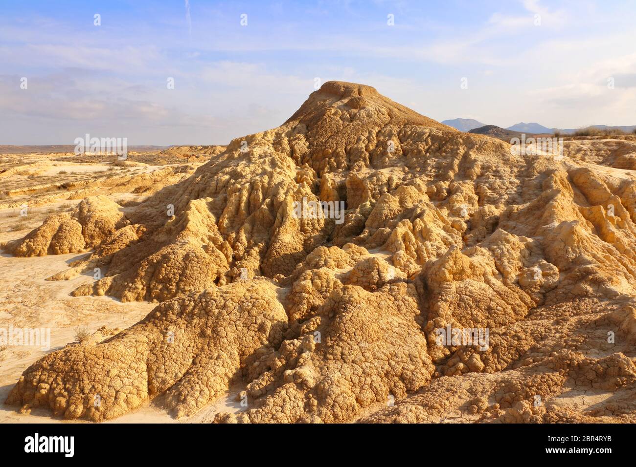 Le terre che colpiscono con crepe di essiccazione distinte nella regione naturale semi-desertica Bardenas Reales, la Riserva della Biosfera dell'UNESCO, Navarra, Spagna Foto Stock