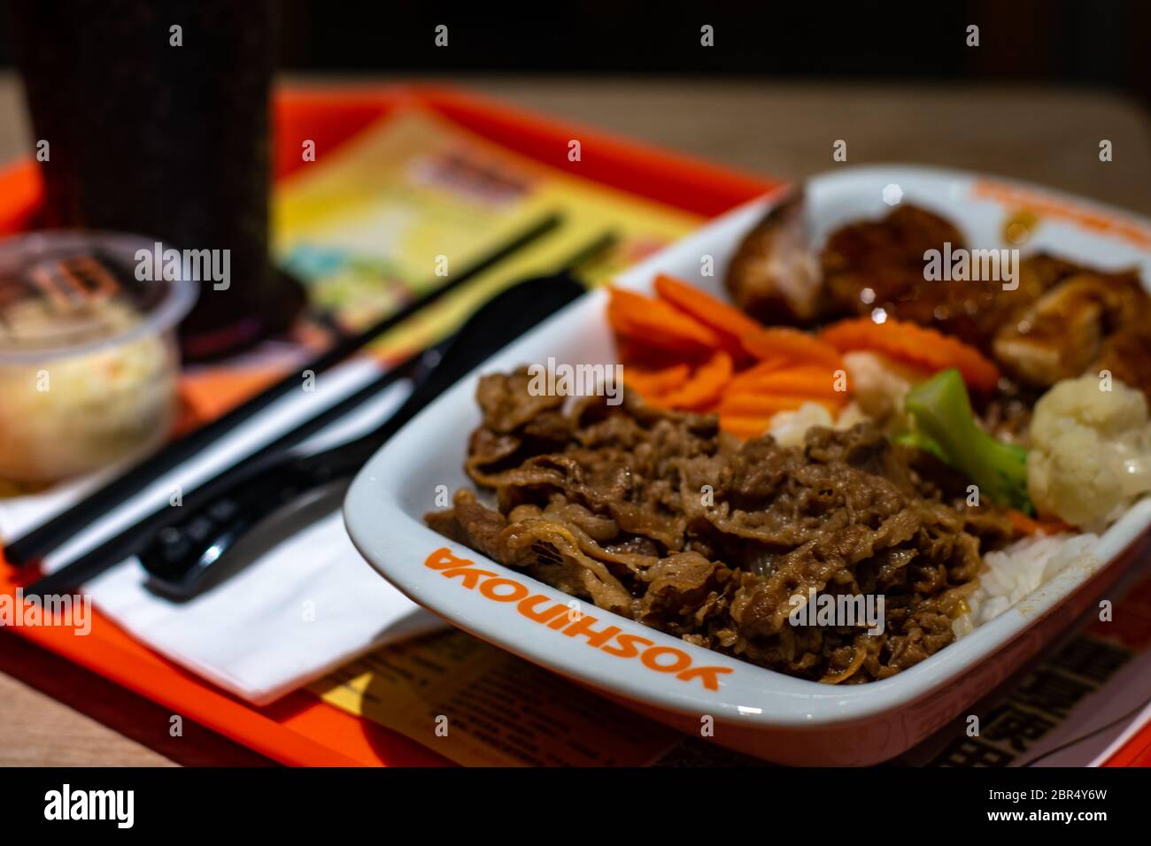 Pechino / Cina - 8 agosto 2016: Pasto fisso a Yoshinoya, la catena multinazionale giapponese di fast food di gyudon (beef Bowl) ristoranti a Pechino, Cina Foto Stock