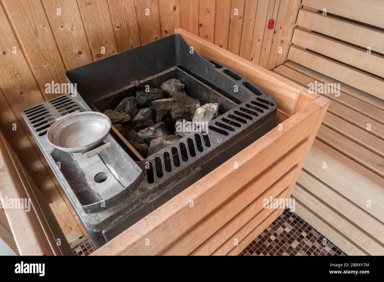 Sauna riscaldatore elettrico con pietre in una SPA. Concetto di relax e di uno stile di vita sano. Foto Stock