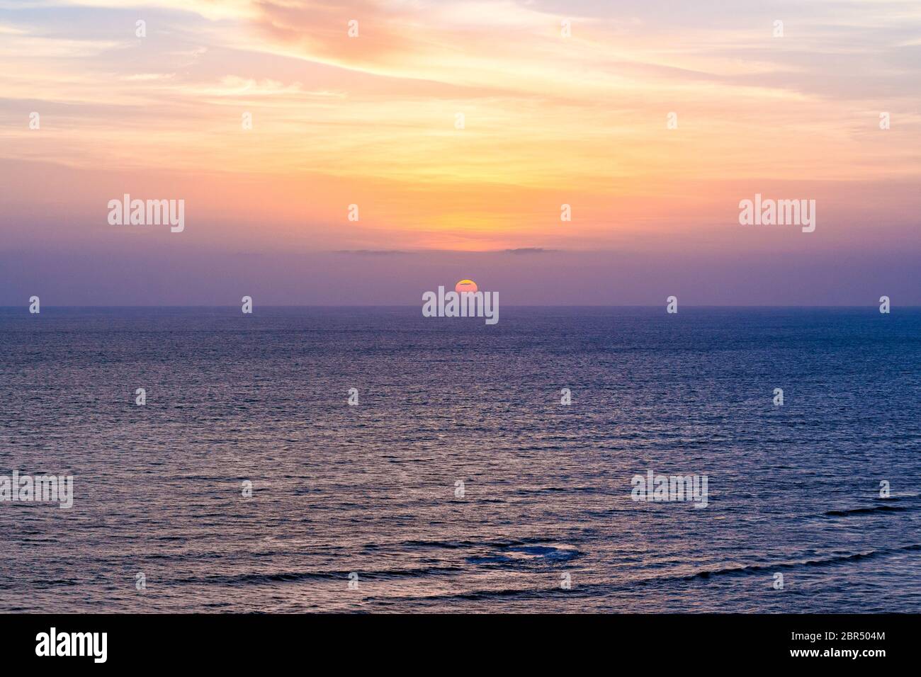 Goa, India - caldo tramonto da Chapora Fort, Vagator Beach. Goa misura di pinta è più di spiagge e trance party. Una miscela caleidoscopica di pop indiano. Foto Stock