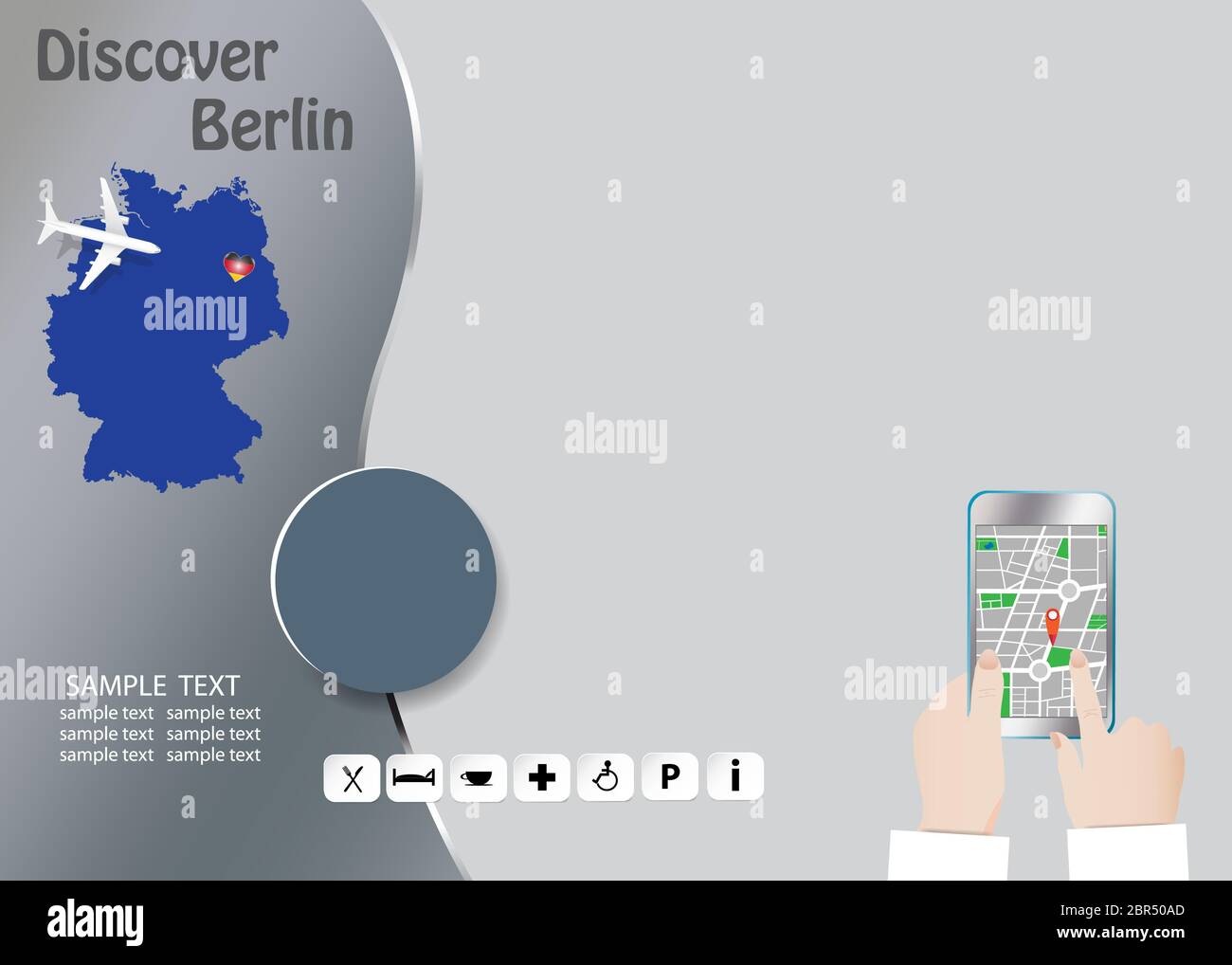 Scoprite Berlino concetto con aereo sopra mappa della Germania. Tourist le mani sono in possesso di un telefono intelligente che mostra una mappa della città in vuoto sul lato destro della Foto Stock