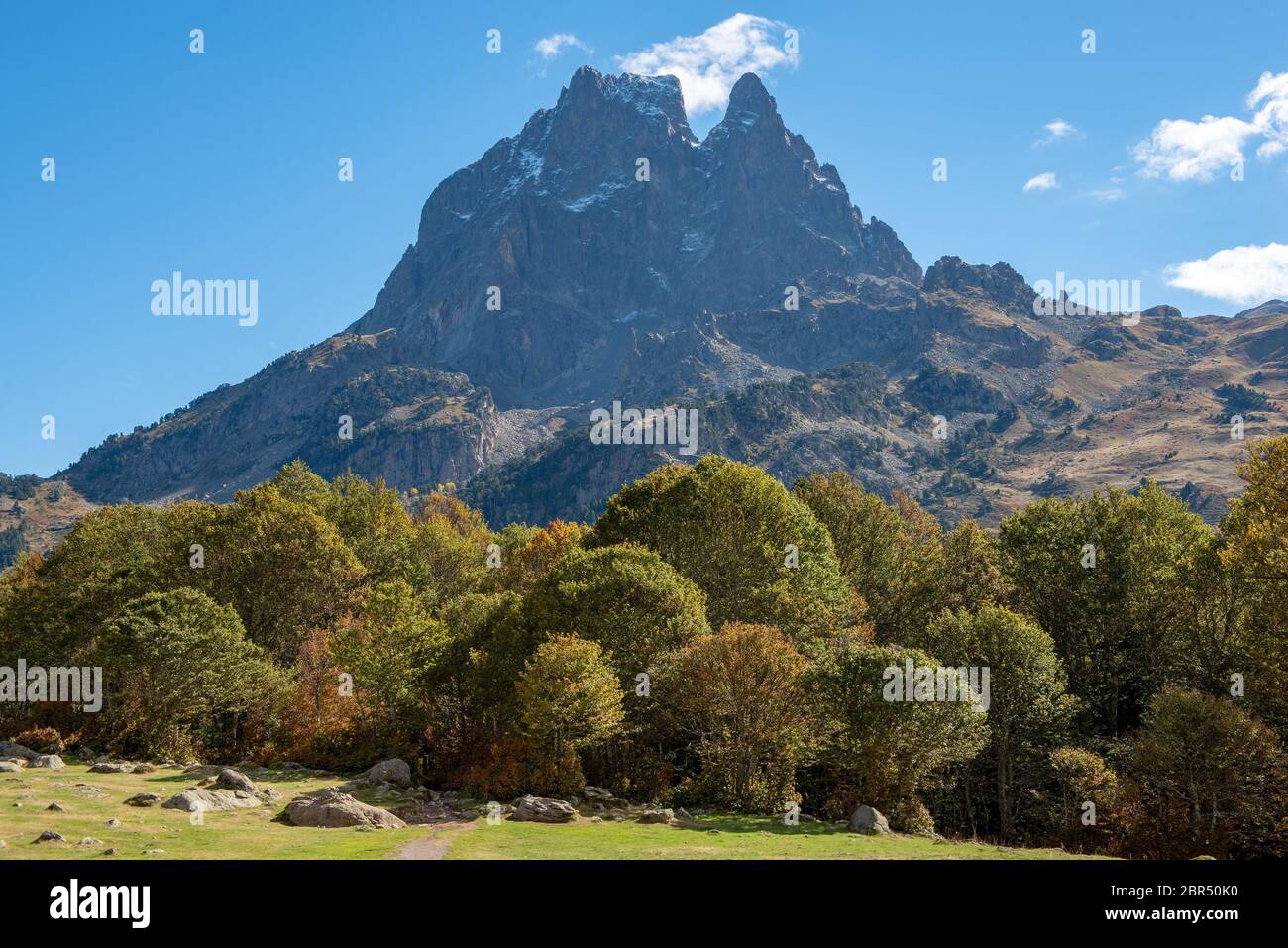 Una vista del famoso Pic du Midi Ossau nei Pirenei francesi montagne Foto Stock