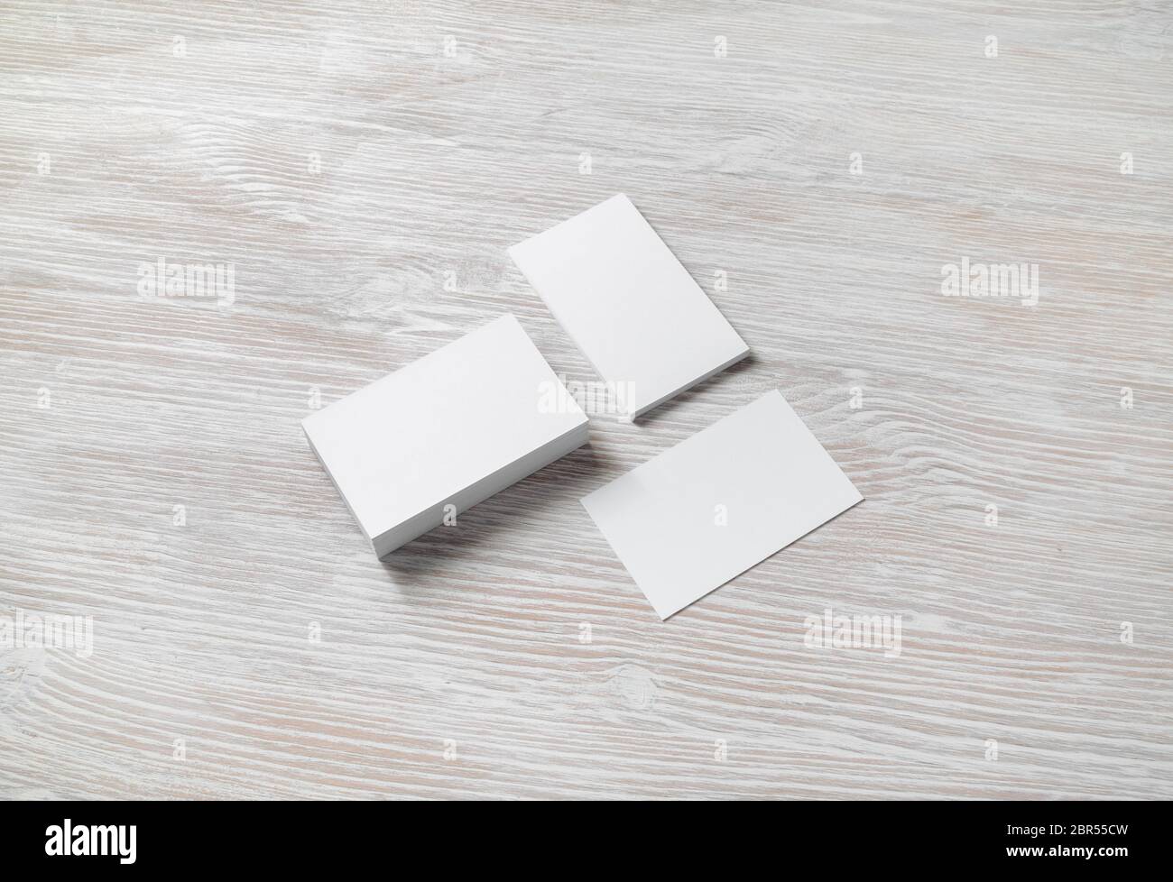 Foto di blank business cards su luce sullo sfondo di legno. Modello per ID. Foto Stock