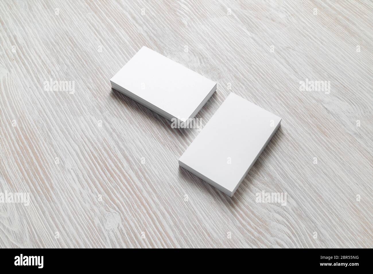 Blank business cards su legno chiaro sfondo tabella. Modello per ID. Foto Stock