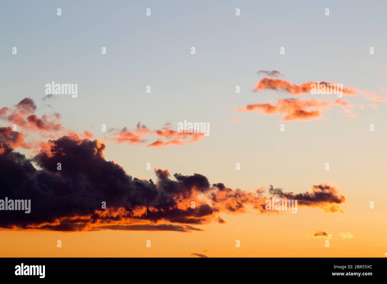 Cielo drammatico, nuvole al tramonto, con un minimo di sfondo. Paesaggio di Sky Foto Stock