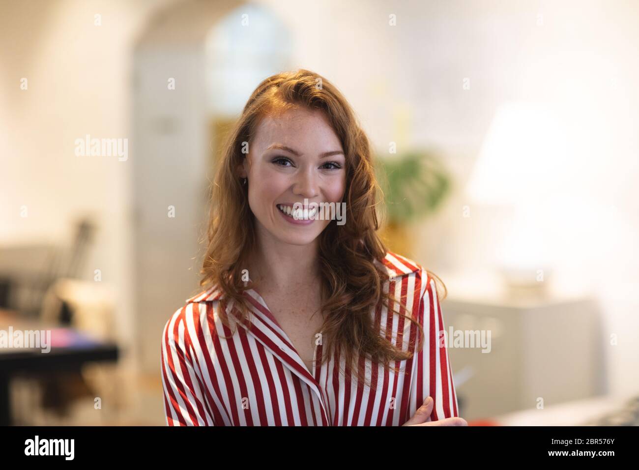 Caucasica donna d'affari che lavora in un ufficio moderno casual Foto Stock