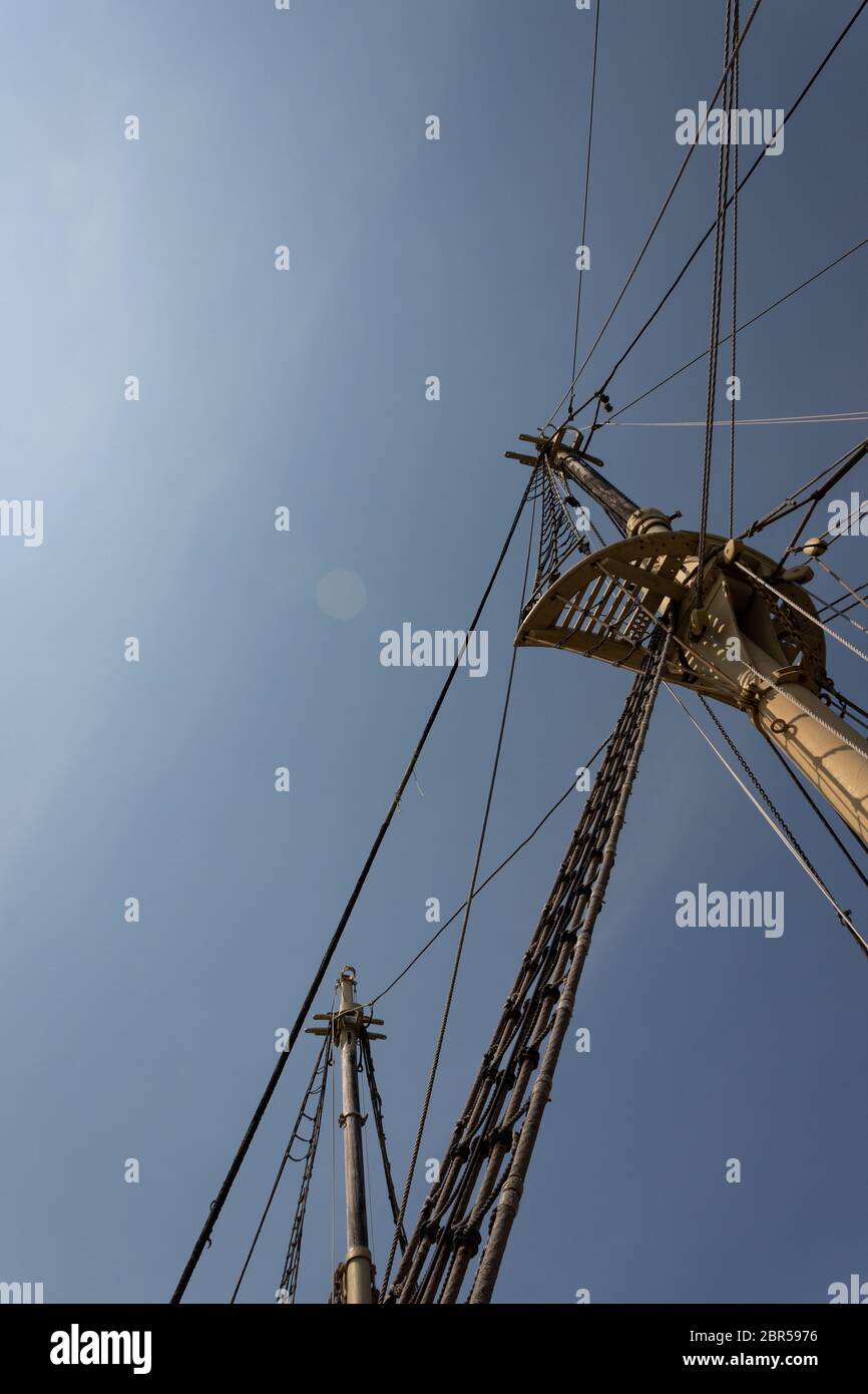 Vista estrema verso l'alto di alberi e strutture di rigging di un vecchio veliero, aspetto verticale Foto Stock