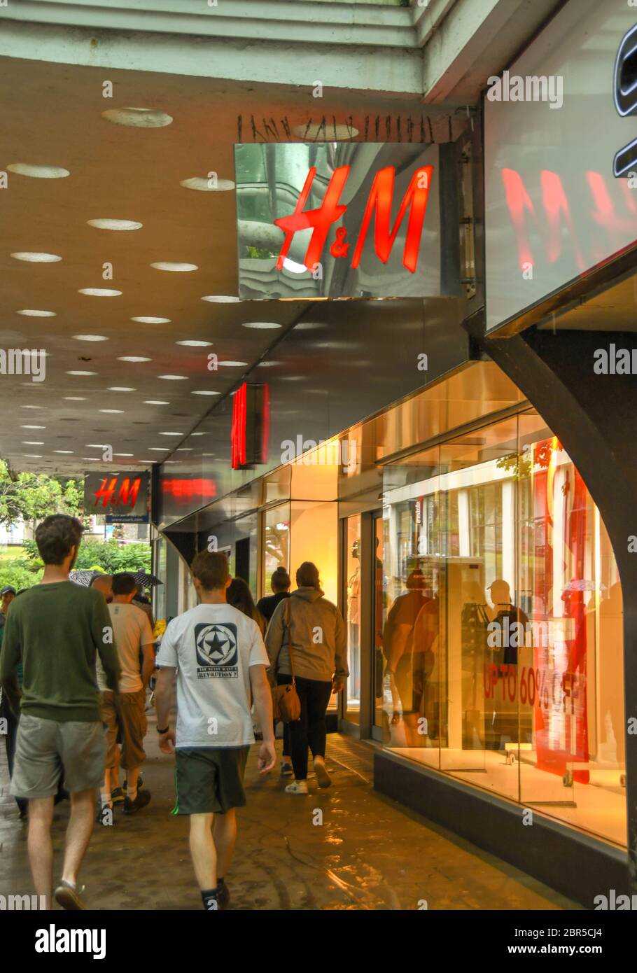 SWANSEA, GALLES - 2018 LUGLIO: Cartello sopra l'ingresso di una filiale di H&M nel centro di Swansea. Foto Stock