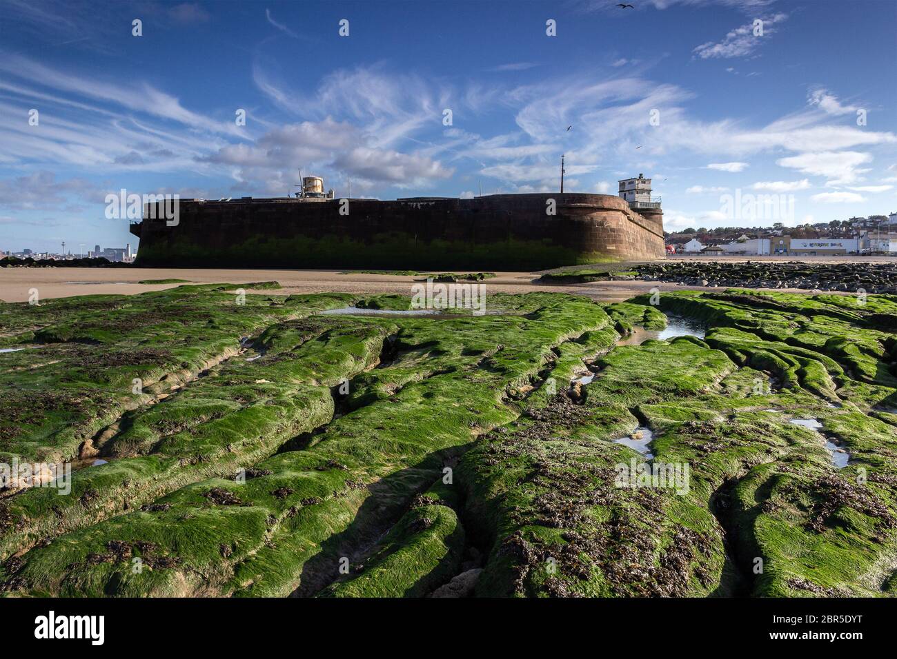 Fort Perch Rock, bassa marea che rivela le rocce ricoperte di alghe, New Brighton, penisola di Wirral. Foto Stock