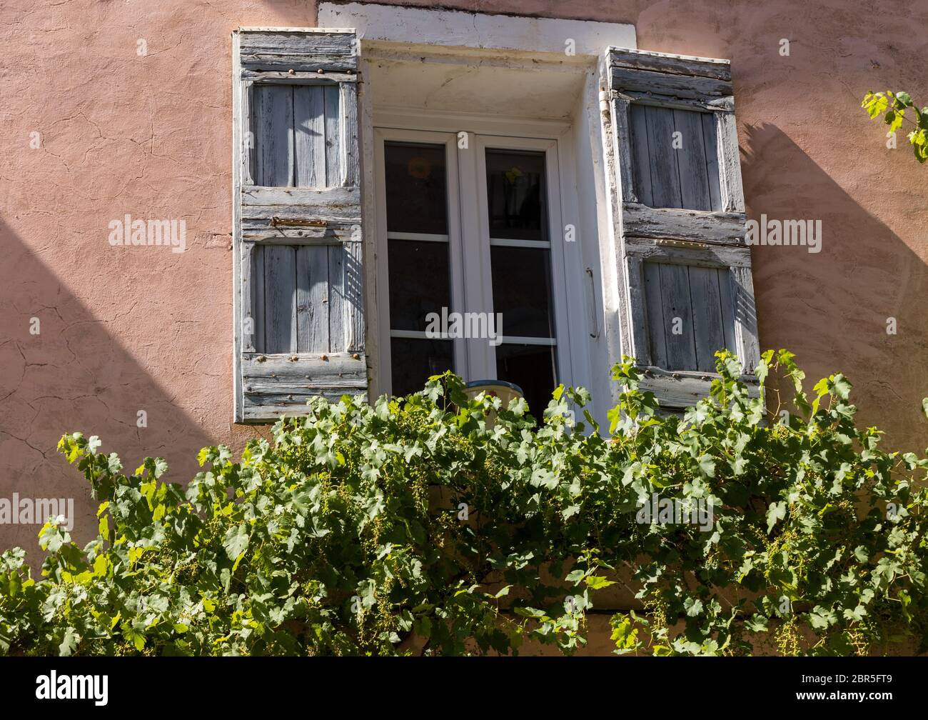 Vecchia casa con persiane di legno, Provenza, Francia. Foto Stock
