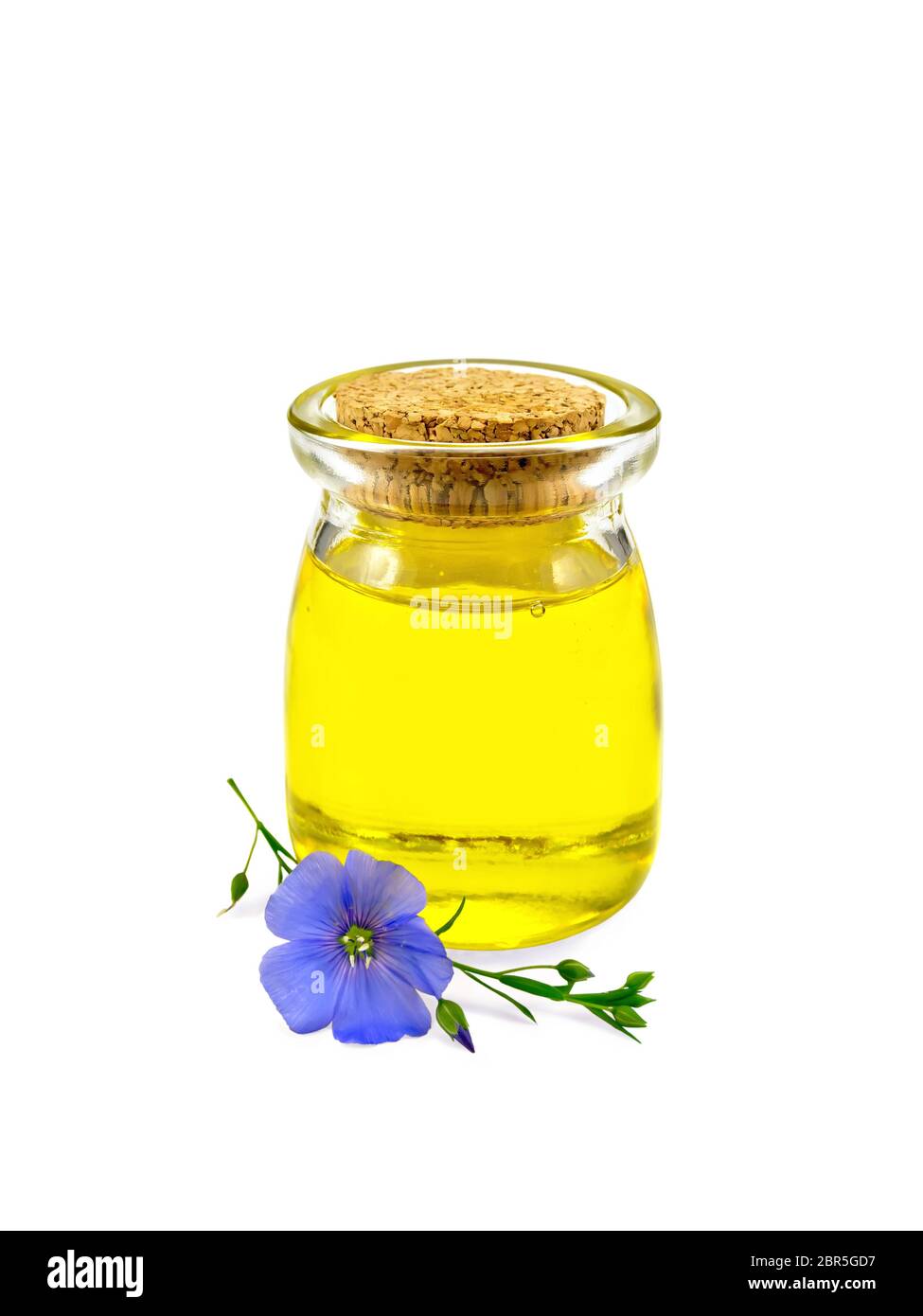 Olio di semi di lino in un vasetto di vetro con lino blu fiore isolato su sfondo bianco Foto Stock