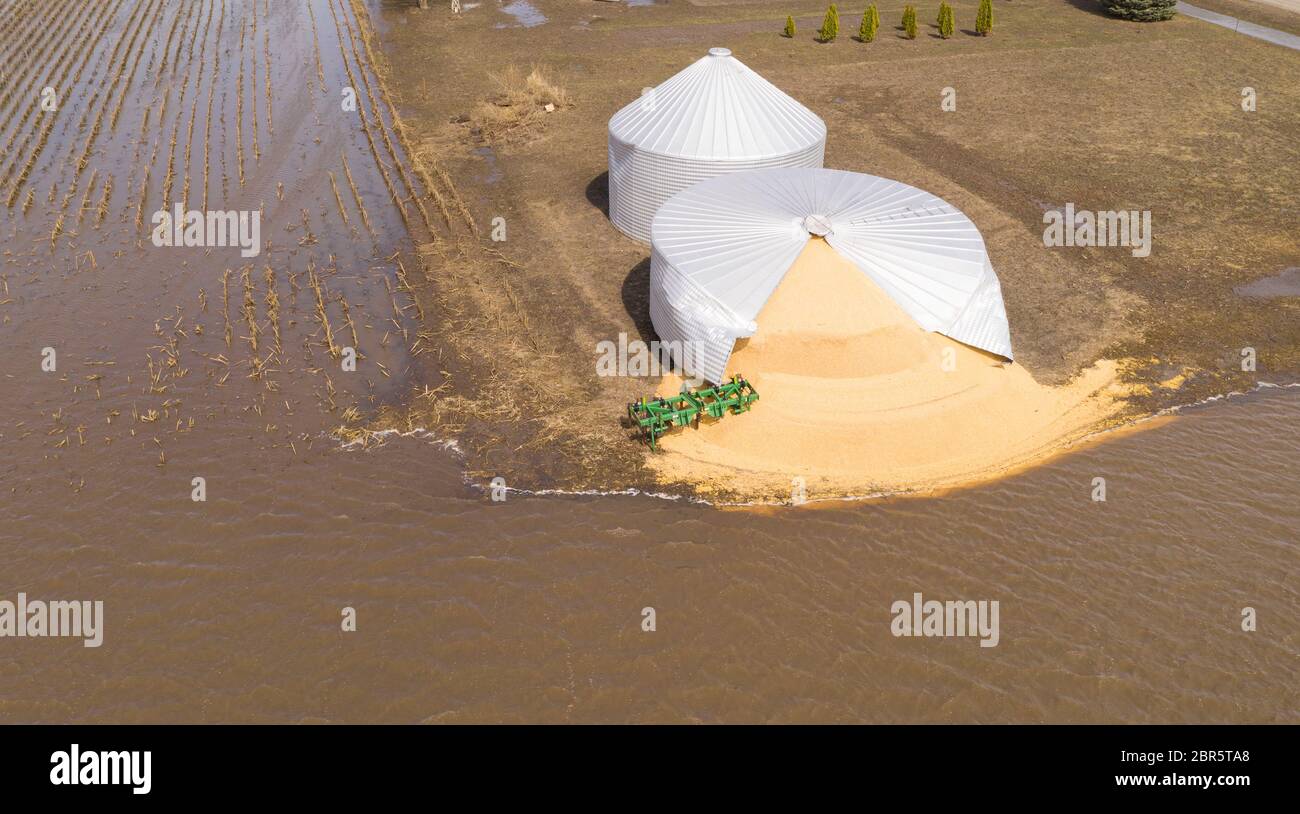 Acqua riempie i campi dopo un argine si rompe in Pacific Junction, Iowa Foto Stock