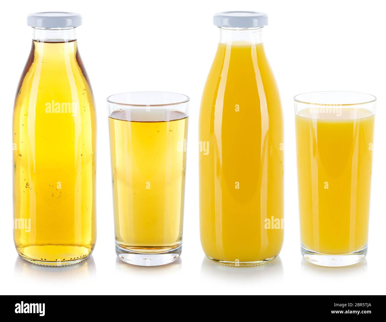 Succo di arancia e mela bevande in una bottiglia e un bicchiere isolati su sfondo bianco Foto Stock