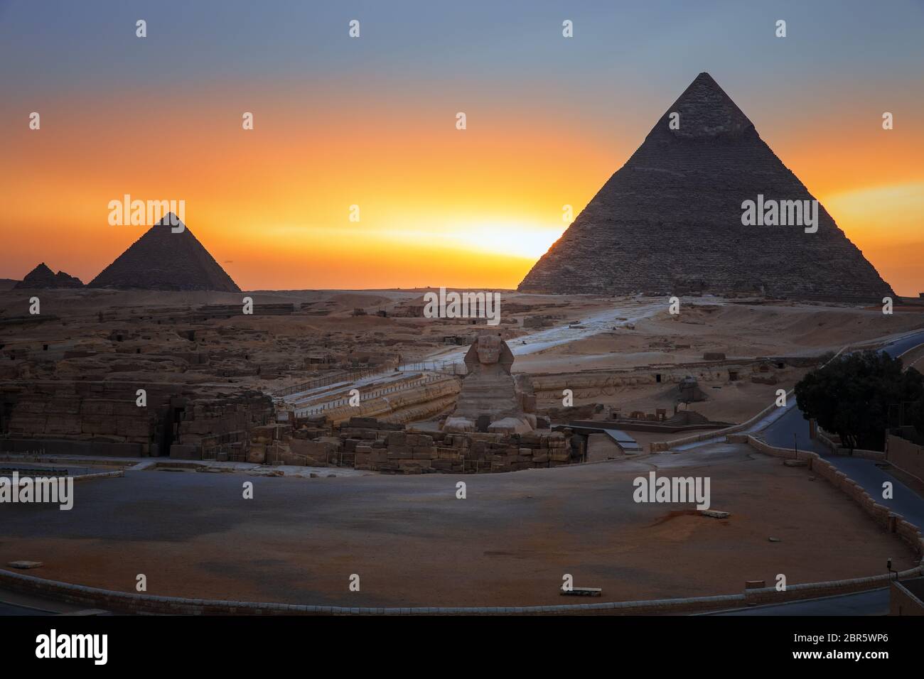 Le Piramidi e la Sfinge al crepuscolo, vista serale del complesso di Giza, Egitto. Foto Stock