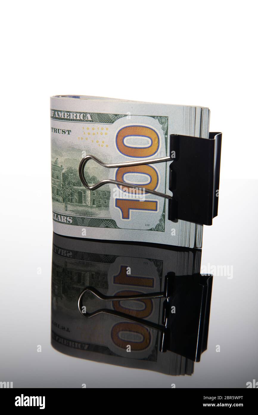 Palo isolata di dollari in denaro clip. Foto Stock