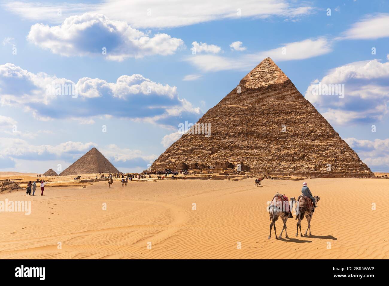 Le Piramidi e beduini nel Deserto di Giza in Egitto. Foto Stock