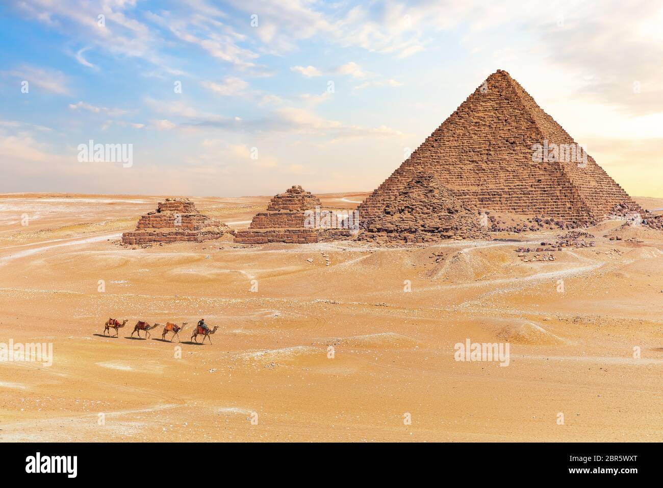 Vista sulla piramide di Menkaure e tre piccole piramidi di Giza in Egitto. Foto Stock