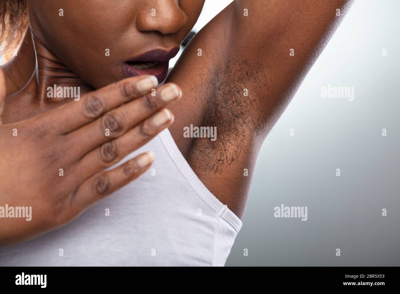 Close-up di una giovane donna con Hairy ascella Foto Stock